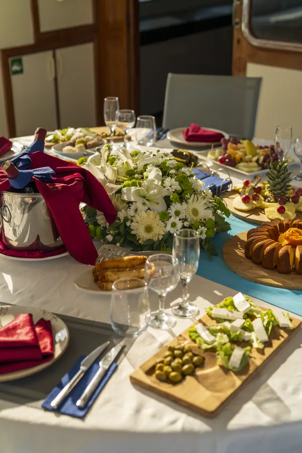 Mezeler: beyaz peynir, zeytin, sebze
