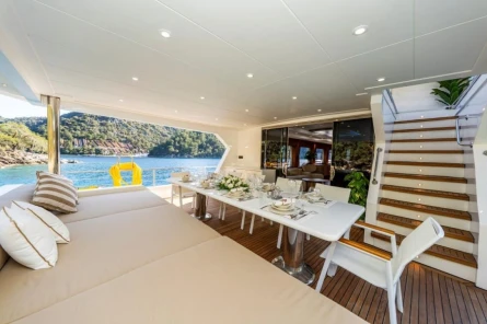 Lila  trawler 10