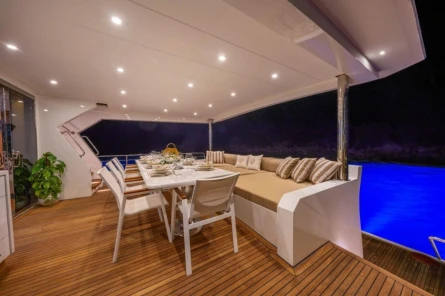 Lila  trawler 11