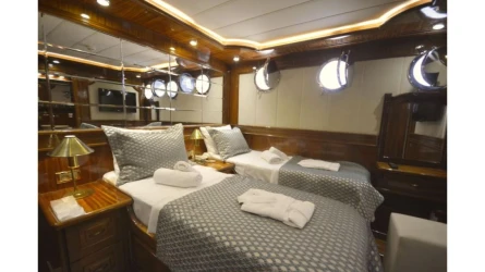 Queen Atlantis 44