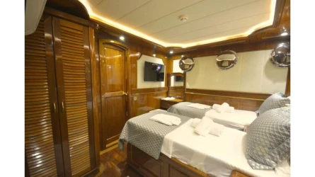 Queen Atlantis 48