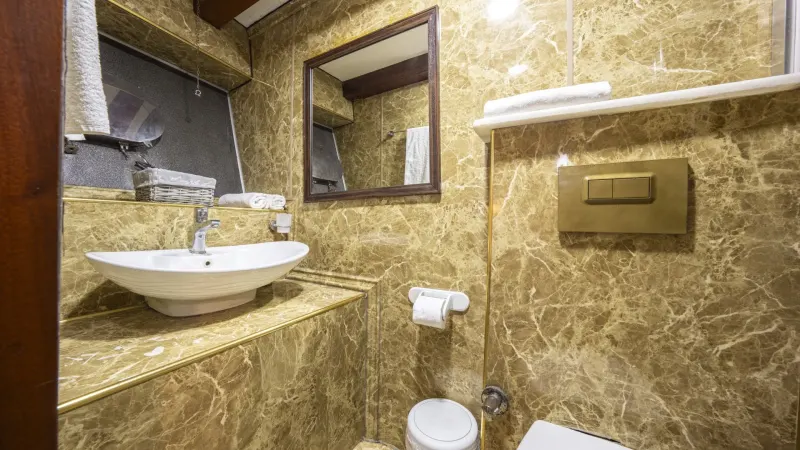 Her kabinde özel duş ve WC